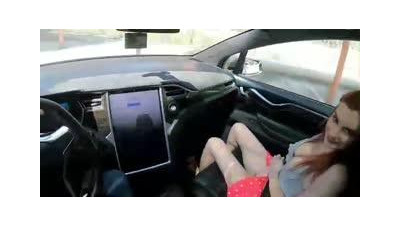 레드걸[서양야동] Couple＇s Tesla self-driving feature car shakes the door